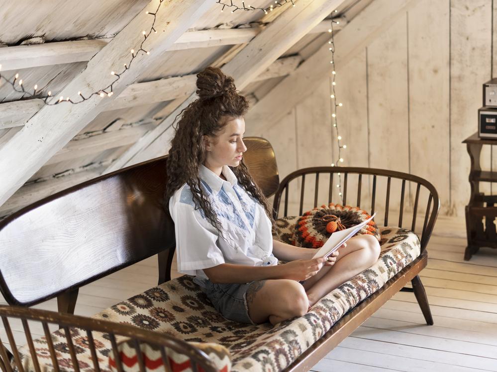 Alberto interior acogedor apartamento soleado con detalles rusticos y luminosos