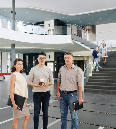 edificio amplio de dos pisos con espacios luminosos familiares