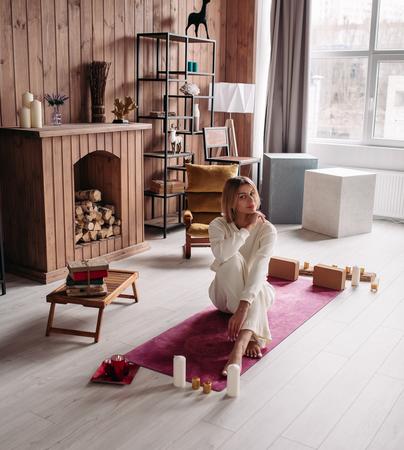 espacio amplio decorado con elementos rusticos modernos