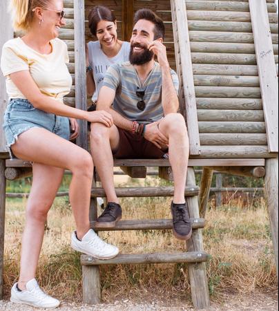 conjunto de alojamientos unidos en entorno campestre armonioso