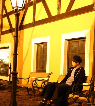 escena exterior iluminada destacando arquitectura tradicional y paisajes vibrantes